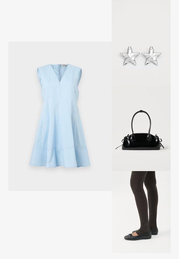 Vestido sin mangas de color azul claro con escote en V, silueta acampanada y detalles cosidos alrededor del dobladillo y el corpiño, hecho de un tejido suave.; Piernas con leggings oscuros acanalados combinados con bailarinas negras que presentan pequeños detalles de lazo sobre un fondo blanco.; Pequeño bolso negro brillante con dos asas largas y detalles de cordón lateral sobre un fondo claro liso.; Pendientes en forma de estrella plateada con una superficie pulida y brillante. Cada pendiente presenta cinco puntas y sutiles detalles de textura en la superficie.