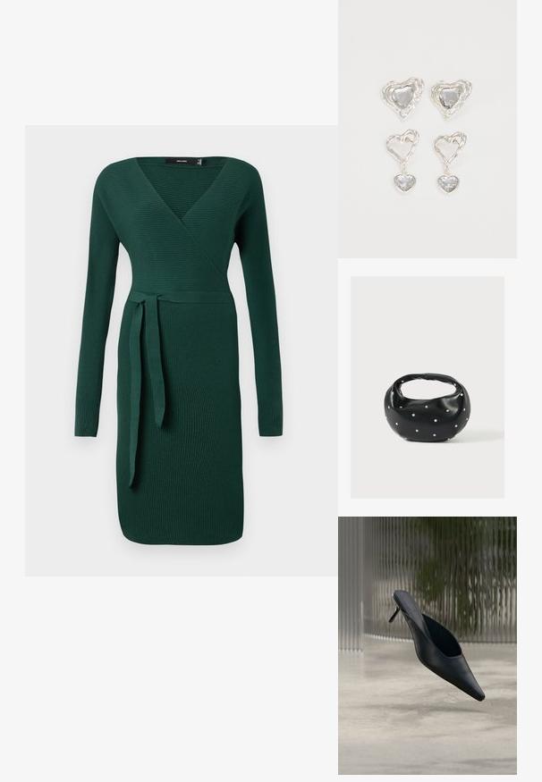 Donkergroen, geribbeld, langof-dress met een v-hals en een strikaccent op de taille. Aangesloten ontwerp met een knie-lange zoom.; Zwarte mule met puntige neus en dunne hoge hak, die boven een gladde betonnen vloer zweeft, met een wazige verticale gestreepte achtergrond.; Zwarte leren handtas met een afgeronde vorm, versierd met zilveren studs, en een korte handgreep. Gladde textuur en ritsluiting.; Zilveren hartvormige oorbellen hebben facetteerbare heldere stenen en een textuurframe. De set bevat stud- en hangende stijlen.