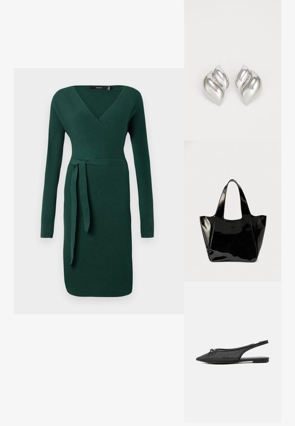 Donkergroen, geribbeld, langof-dress met een v-hals en een strikaccent op de taille. Aangesloten ontwerp met een knie-lange zoom.; Zwarte slingback platte schoen met mesh, spitse neus en kleine strikdetail bovenop, getoond tegen een witte achtergrond.; Zwarte glanzende leren totebag met brede handvatten en een klein ovaal logo aan de voorkant, weergegeven tegen een effen achtergrond.; Zilveren oorbellen met een organische, abstracte vorm. Gladde, glanzende oppervlakte met een taps toelopend ontwerp. Beschikken over subtiele rondingen en een centrale lijn detail.