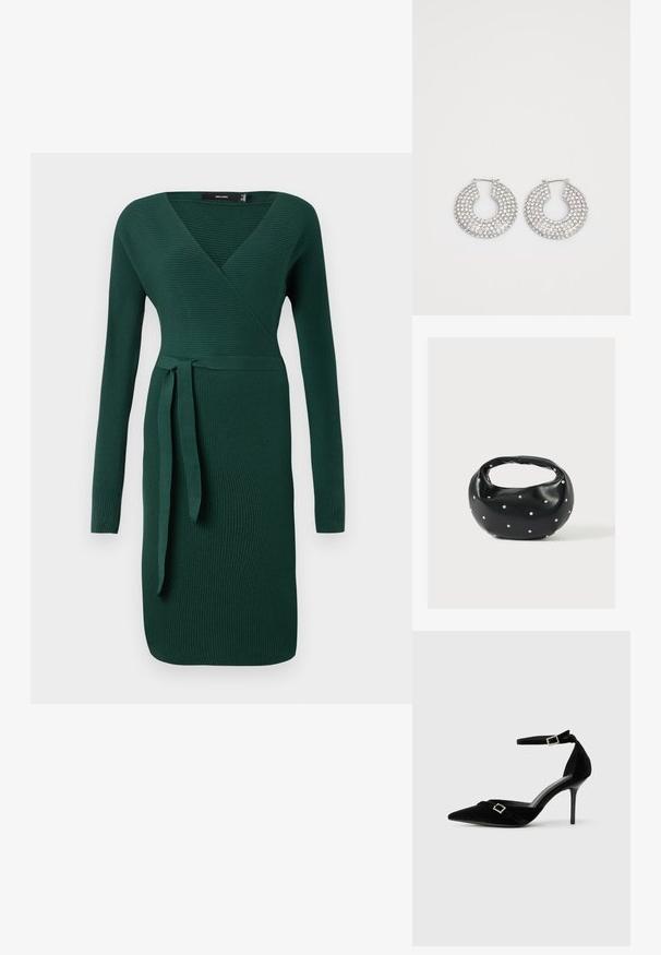Donkergroen, geribbeld, langof-dress met een v-hals en een strikaccent op de taille. Aangesloten ontwerp met een knie-lange zoom.; Zwarte fluwelen hoge hak schoen met spitse neus, enkelband met een gespaccent en een slanke, glanzende stiletto hak.; Zwarte leren handtas met een afgeronde vorm, versierd met zilveren studs, en een korte handgreep. Gladde textuur en ritsluiting.; Zilveren hoepeloorbellen versierd met meerdere heldere kristalaccenten, met een gestructureerd oppervlak en een open cirkelvormig ontwerp.