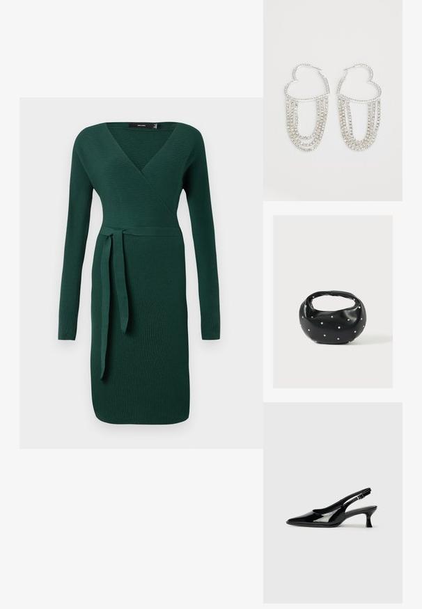 Donkergroen, geribbeld, langof-dress met een v-hals en een strikaccent op de taille. Aangesloten ontwerp met een knie-lange zoom.; Zwarte lakleren slingback schoenen met een spitse neus en een lage blokhak. Verstelbare gespband bij de enkel.; Zwarte leren handtas met een afgeronde vorm, versierd met zilveren studs, en een korte handgreep. Gladde textuur en ritsluiting.; Zilveren oorringen in de vorm van een hart, versierd met watervalletjes van heldere rhinestones voor extra sprankeling en textuur.