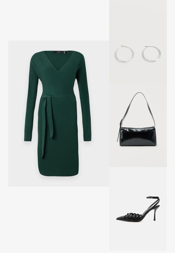 Donkergroen, geribbeld, langof-dress met een v-hals en een strikaccent op de taille. Aangesloten ontwerp met een knie-lange zoom.; Zwarte pumps met hoge hak en spitse neus, gegolfde randen, metalen oogjes, vetergespsluiting aan de voorzijde en enkelriem met gespsluiting.; Zwarte rechthoekige schoudertas met een enkele verstelbare band en een bovenste ritssluiting op een effen achtergrond.; Zilverkleurige metalen creolen oorbellen met een glad, licht gebogen oppervlak en sluitingen met haaksluiting op een effen witte achtergrond.