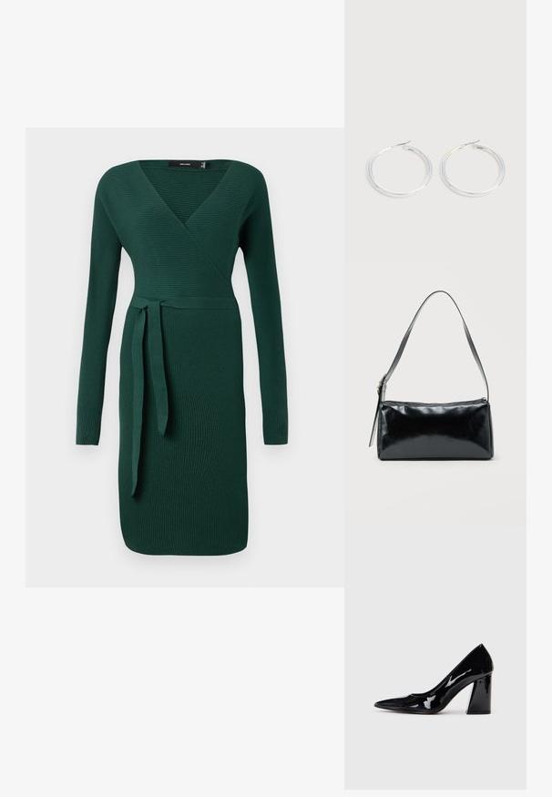 Donkergroen, geribbeld, langof-dress met een v-hals en een strikaccent op de taille. Aangesloten ontwerp met een knie-lange zoom.; Zwart gelakt leren hoge hak schoen met een spitse neus en een chunky hak, met een gladde, glanzende textuur en een slank ontwerp.; Zwarte rechthoekige schoudertas met een enkele verstelbare band en een bovenste ritssluiting op een effen achtergrond.; Een paar glanzende zilveren oorringen met dunne draadafsluitingen, getoond op een lichtgrijze achtergrond.