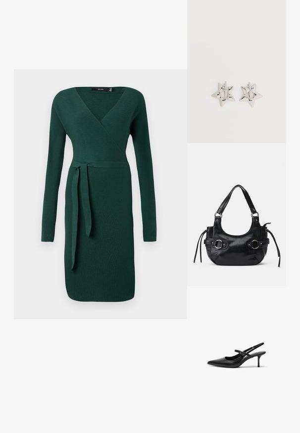 Mørkegrøn, ribbet, langærmet kjole med V-hals og en bånddetalje i taljen. Figursyet design med en knælang slag.; Sorte læder slingback hæle med spids tå, slank justerbar rem og en stiletto hæl på cirka 5 cm, glat tekstur.; Sort læderhåndtaske med en rund form, der har to sidelukninger, en glat tekstur og en kort skulderrem. Der er pynt i form af sidekæder.; Sølv stjerneformede øreringe med en glat, poleret finish på en ensfarvet hvid baggrund.