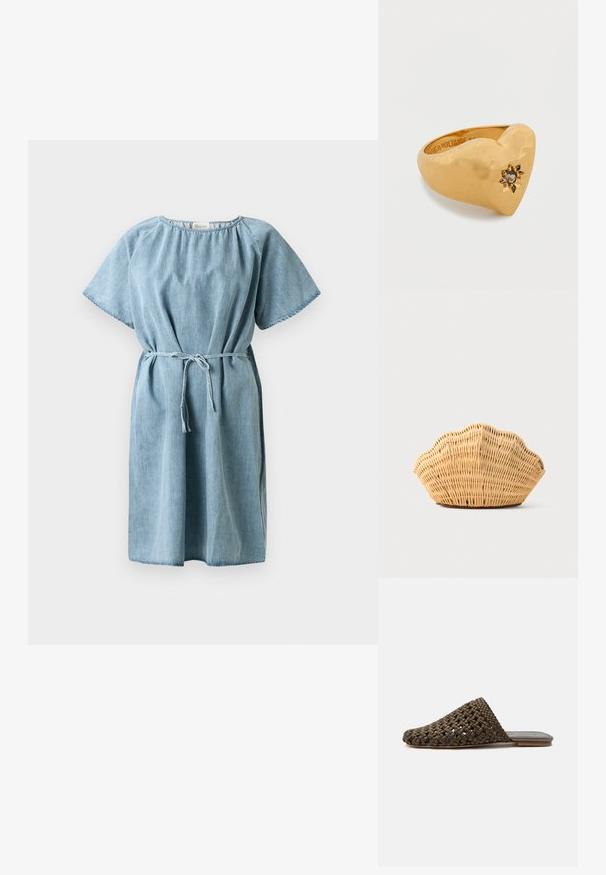 Lyseblå denimkjole med korte ærmer, samlet nakke og bælte i taljen. Har et afslappet fit og knælang nederdel.; Brun vævet slip-on mule med flad sål og lukket rundet tå på hvid baggrund.; Vævet rattan håndtaske formet som en kammusling med naturlig lysebrun farve og afrundede, strukturerede kanter.; Guld hjerteformet ring med en poleret finish, der har en dekorativ blomstformet detalje med en ædelsten i midten.