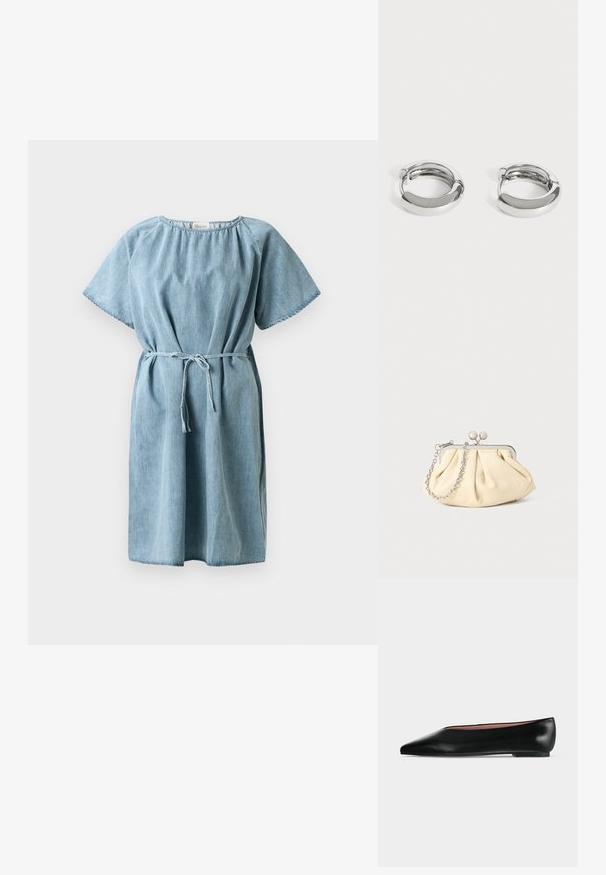 Lichtblauw denim jurk met korte mouwen, geplooide halslijn en een strikriem in de taille. Kenmerkt zich door een ontspannen snit en een knielange zoom.; Zwarte leren damesschoen met platte zool, puntige neus en lage hak, zijwaarts afgebeeld tegen een effen lichtgrijze achtergrond.; Geplooide beige leren clutch met een zilveren metalen frame, voorzien van twee ronde decoratieve sluitingen en een zilveren kettingriem.; Een paar kleine, glimmende zilveren oorringen met gladde afgeronde oppervlakken op een effen witte achtergrond.