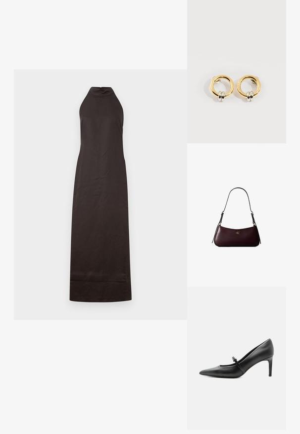Vestido negro de cuello halter con silueta recta, hecho de una tela suave, que presenta un ligero brillo y un diseño hasta los tobillos.; Zapato de tacón alto de cuero negro con punta puntiaguda, con tira fina y hebilla sobre el empeine, sobre fondo claro y neutro.; Bolso de mano de cuero burdeos oscuro con una delgada correa negra para el hombro y pequeño logo dorado "cK" en el centro delantero.; Pendientes circulares de oro con dos pequeños anillos de plata en cada uno, que muestran detalles sutiles del nombre de la marca grabado, colocados sobre un fondo blanco.