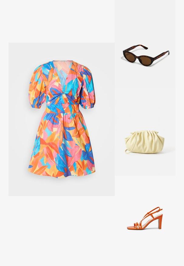 Robe courte colorée avec un décolleté en V plongeant, des manches bouffantes et une taille cintrée. Présente un motif de feuilles tropicales en rose, orange, bleu et vert.; Sandale à talon haut orange avec des fines lanières et un embout carré. Présente un talon épais et une fermeture à boucle à la cheville, fabriquée en matériau lisse.; Lunettes de soleil en écaille de tortue marron avec une forme vintage de lunettes cat-eye et des verres marron. Présente des branches courbées avec des accents rouges.; Sac à main plissé jaune en simili cuir lisse, arborant une forme douce avec une bandoulière unique et un design froncé sur le dessus.