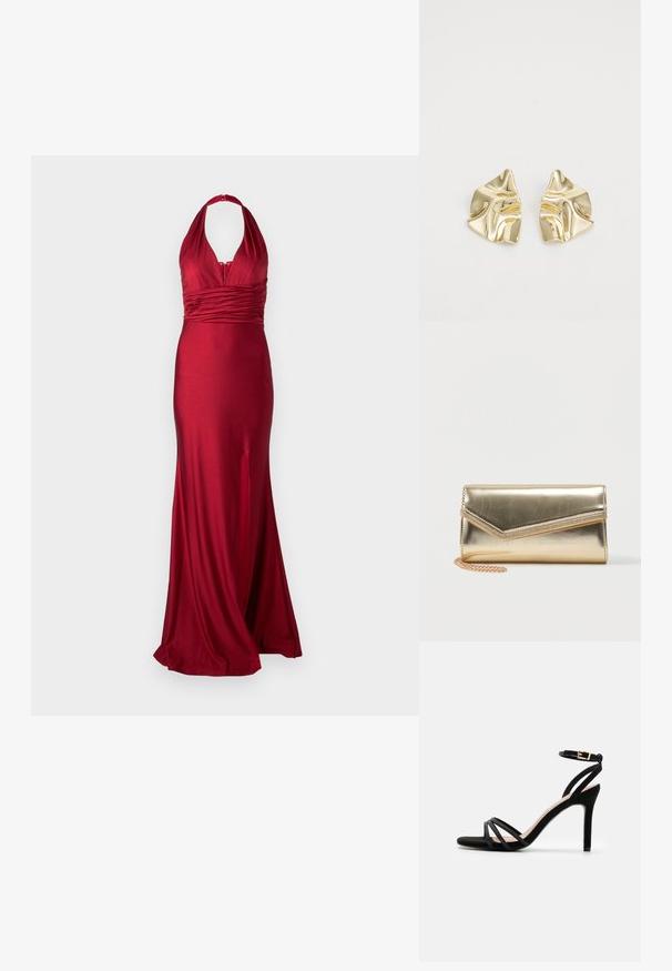 Rode avondjurk van satijnstof, met een halternek, geraffineerde taille en een zijsplit voor extra beweging. Vloeiende, aansluitende silhouet.; Anna Field Sandalen - black; Kleine glanzende gouden clutch met envelopklep en een fijne gouden kettingriem op een witte achtergrond.; Gouden metallic oorbellen met een golvend ontwerp; glad, weerspiegelend oppervlak; asymmetrische vorm; geen zichtbare patronen of hardware.