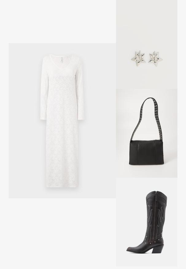 Robe blanche à manches longues avec un motif en dentelle, décolleté en V, forme fluide et tissu texturé, atteignant la longueur des chevilles.; Bottes de cowboy en cuir marron avec surpiqûres en forme de flammes, fermeture éclair latérale, clous argentés, bout pointu et talon superposé.; Sac à main en cuir noir de forme rectangulaire, doté d'une fermeture éclair et d'une bandoulière à pois. Texture lisse, détails de couture minimaux.; Boucles d’oreilles créoles en forme d’étoile argentée avec une finition lisse et polie sur un fond blanc uni.