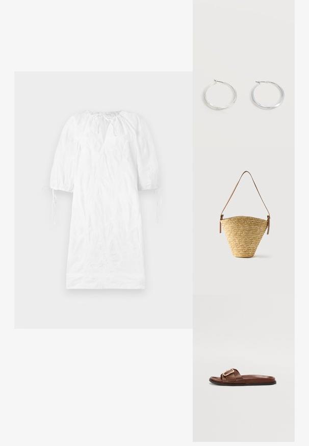 Robe blanche avec de courtes manches bouffantes, tissu texturé, décolleté en V et liens réglables aux poignets. Surface lisse, design arrivant au genou.; Sandale en cuir marron avec une large bande ornée d'une boucle dorée, semelle plate et texture lisse.; Sac seau en paille tissée avec une base large, un sommet étroit et une bandoulière en cuir marron ajustable.; Boucles d’oreilles créoles en métal argenté avec une surface lisse légèrement incurvée et des fermoirs à clapet sur un fond blanc uni.