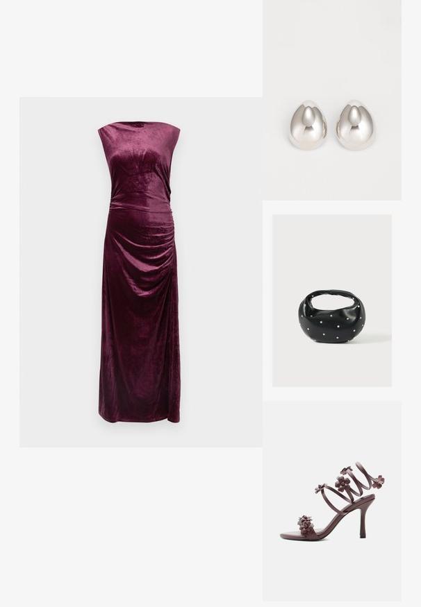 Mouwloze donkerpaarse fluwelen avondjurk met hoge hals en geplooide details aan de rechterkant, vloer-length.; Donker mauve high-heeled sandaal met spiraal enkelbandje en meerdere 3D bloemen versieringen op de bandjes en bij de tenen.; Zwarte leren handtas met een afgeronde vorm, versierd met zilveren studs, en een korte handgreep. Gladde textuur en ritsluiting.; Zilveren metalen oorcuffs met een glad, rond ontwerp dat lijkt op de vorm van een druppel, met een reflecterende oppervlakte en een naadloze afwerking.
