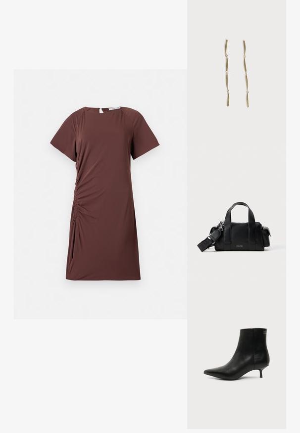 Vestido marrón de manga corta en tejido ligero con escote redondo y detalle fruncido en el lateral, creando una silueta ajustada.; Botín de piel negra con puntera puntiaguda y tacón bajo estilo kitten sobre fondo claro, mostrando vista lateral exterior.; Bolso de mano de cuero negro con dos asas superiores y una correa de hombro desmontable. Presenta un cierre con cremallera y un sutil logo en la parte frontal.; Pendientes largos de oro compuestos por cuatro barras curvadas enlazadas y alargadas sobre un fondo blanco.