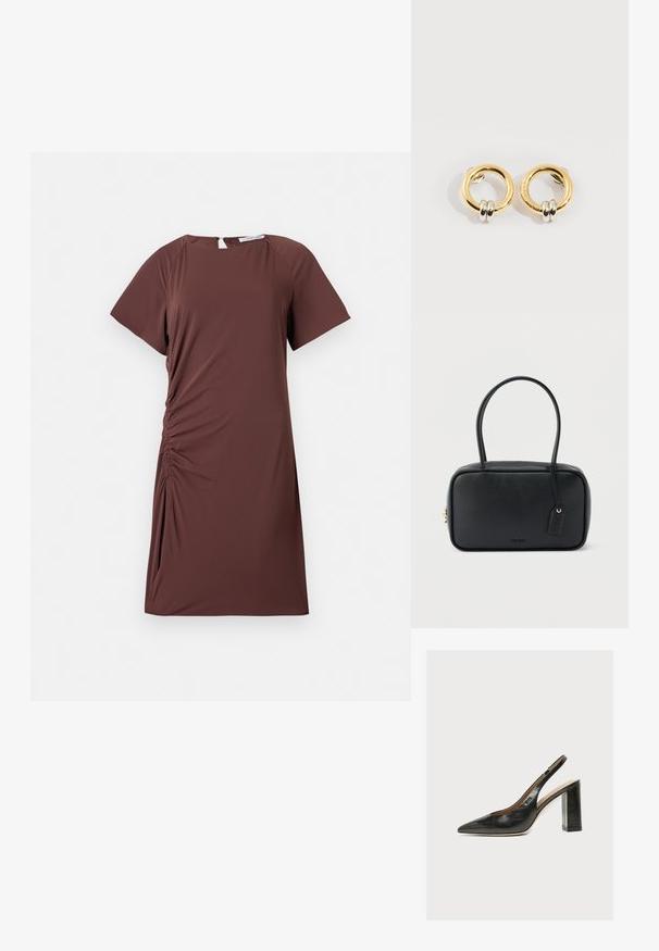 Vestido marrón de manga corta en tejido ligero con escote redondo y detalle fruncido en el lateral, creando una silueta ajustada.; Zapato de mujer slingback de piel negra con puntera puntiaguda y tacón alto grueso de bloque sobre fondo blanco.; Bolso rectangular negro con asas dobles redondeadas, cremallera dorada y logo "HUGO" en relieve en el frente con etiqueta de cuero adjunta.; Pendientes circulares de oro con dos pequeños anillos de plata en cada uno, que muestran detalles sutiles del nombre de la marca grabado, colocados sobre un fondo blanco.