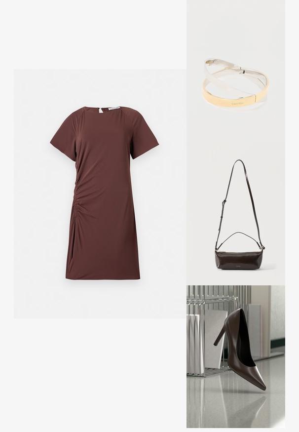 Vestido marrón de manga corta en tejido ligero con escote redondo y detalle fruncido en el lateral, creando una silueta ajustada.; Zapato de cuero marrón oscuro con tacón alto flotando sobre un suelo reflectante junto a un estante metálico con paneles blancos en una habitación.; Pequeño bolso de hombro de cuero marrón oscuro brillante con correa ajustable, asa superior y cierre de cremallera dorado.; Pulseras metálicas pulidas entrelazadas en tonos plateados y dorados, una grabada con el logo "Calvin Klein", sobre un fondo blanco.