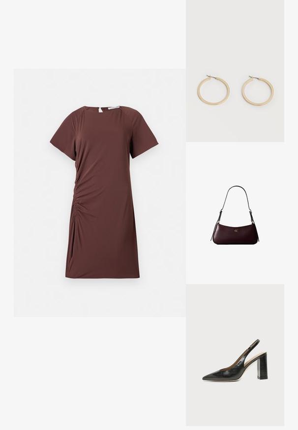 Vestido marrón de manga corta en tejido ligero con escote redondo y detalle fruncido en el lateral, creando una silueta ajustada.; Zapato slingback de piel negra con puntera puntiaguda, tacón alto y ancho, y forro interior beige sobre un fondo claro y liso.; Bolso de mano de cuero burdeos oscuro con una delgada correa negra para el hombro y pequeño logo dorado "cK" en el centro delantero.; Par de pendientes de aro de tamaño mediano con tono dorado y cierre de bisagra sobre un fondo claro y liso.