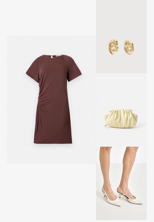 Brun, kortærmet kjole i let stof med rund halsudskæring og sammenkrøllet detalje i siden, der skaber en tætsiddende silhuet.; Beige patenterede læder slingback hæle med spids tå og 5 cm hæl, med udskårne sider og en tynd ankelrem.; Gul plisseret håndtaske lavet af glat kunstlæder, med en blød form, en enkelt skulderrem og samlet topdesign.; Par skinnende, ujævnt formede øreringe af guldmetal med en krøllet, glat overflade på en ensartet lys baggrund.
