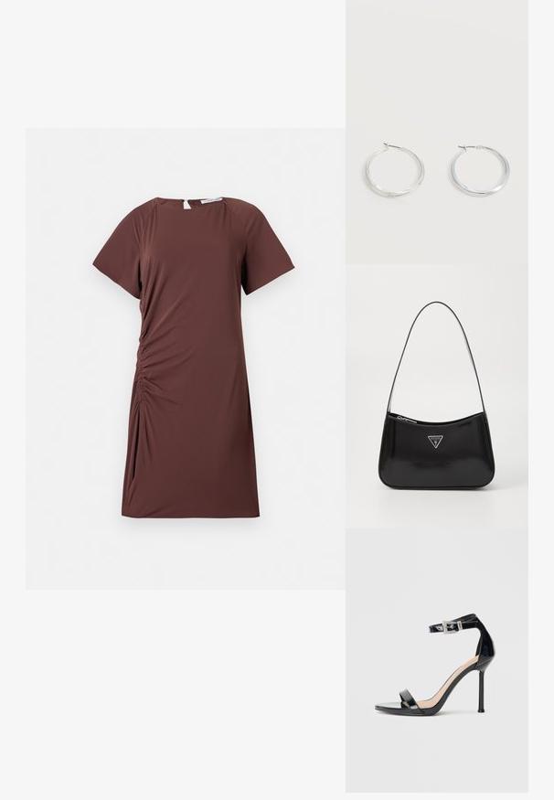 Brun, kortærmet kjole i let stof med rund halsudskæring og sammenkrøllet detalje i siden, der skaber en tætsiddende silhuet.; Sort højhælet sandal i laklæder med ankelrem. Har minimalistisk design, åben tå og spænde med rhinsten-detaljer.; Sort patenteret læder skuldertaske med en buet form, prydet med et sølvfarvet trekantet logo og en lynlås-lukning. Glat tekstur og slank rem.; Sølvfarvede metaloorringe med glat, let buet overflade og låsemekanisme på en ensfarvet hvid baggrund.