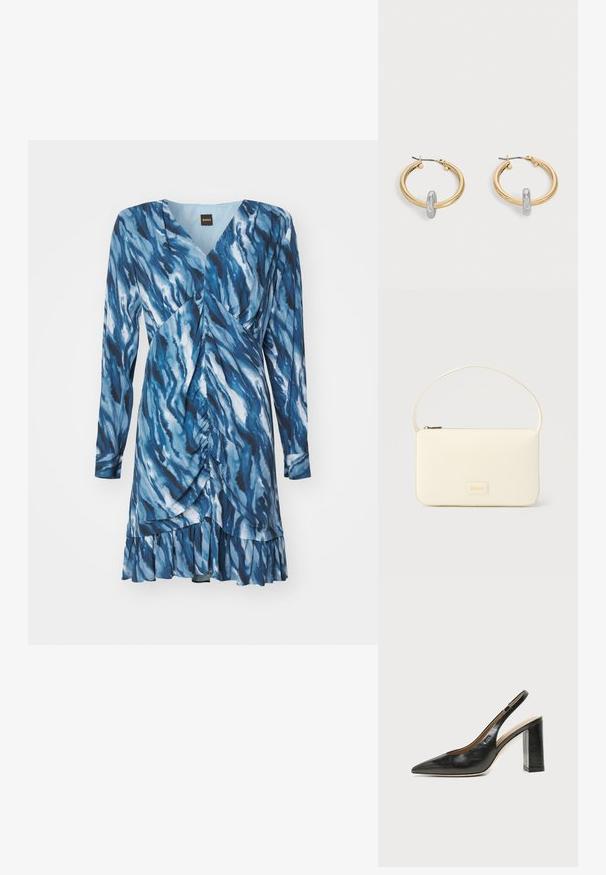 Robe bleue avec un motif en vagues, manches longues, décolleté en V et détails froncés. Dispose d'un ourlet évasé avec une bordure froncée. Confectionnée dans un tissu doux.; Chaussure slingback en cuir noir à bout pointu avec un talon bloc haut et une doublure intérieure beige sur un fond clair uni.; Sac à main rectangulaire de couleur crème avec une seule sangle et une fermeture éclair sur le dessus, comportant une petite plaque de logo embossé à l'avant.; Paire de boucles d'oreilles créoles dorées avec un petit détail boucle ton argent sur chaque, exposées sur fond gris clair.