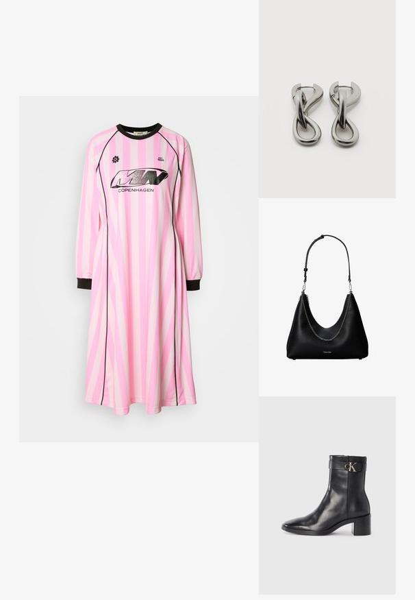 Langärmliges Kleid in Hellrosa mit dunkelpinken und weißen vertikalen Streifen, ausgestattet mit einem schwarzen runden Ausschnitt und schwarzen Manschetten. Logo auf der Vorderseite angebracht.; Schwarze Leder-Ankle Boots mit spitzem Zehenbereich, Blockabsatz und einem Riemen mit einem metallischen Logodetail. Glatte Textur und minimales Design.; Schwarze Lederhandtasche mit silberner Kettendetail und verstellbarem Schulterriemen, mit Calvin Klein Logo auf der Vorderseite.; Paar silberfarbene Metallohrringe mit abstraktem ineinandergreifendem Schlaufen-Design auf weißem Hintergrund.