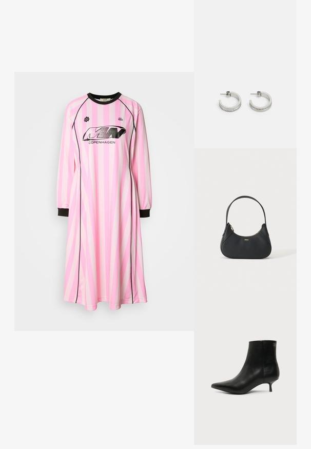 Vestido de manga larga en rosa claro con rayas verticales en rosa más oscuro y blanco, con un cuello redondo negro y puños negros. Logo visible en la parte delantera.; Botín de piel negra con puntera puntiaguda y tacón bajo estilo kitten sobre fondo claro, mostrando vista lateral exterior.; Bolso de cuero negro para el hombro con forma curva, cremallera dorada y pequeño logotipo dorado en el frente, aislado sobre fondo claro.; Pendientes de aro plateados con una superficie lisa y una fila de pequeñas piedras transparentes a lo largo del borde inferior, con cierre de perno.