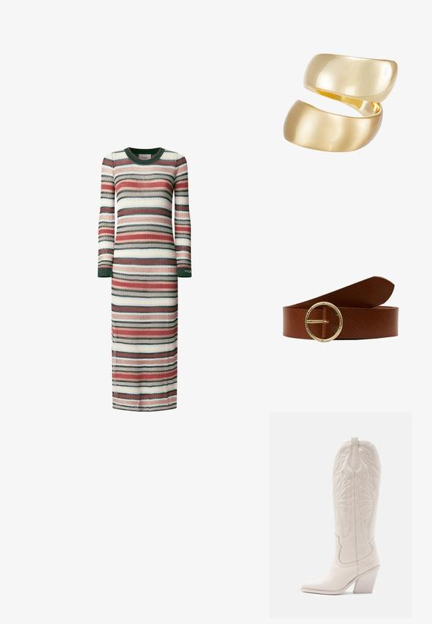 Gestreiftes, langärmliges Kleid aus Rippstrick. Verfügt über wechselnde Streifen in Rot, Grün, creme und Blau. Abgerundeter Ausschnitt und seitliche Schlitze.; Weiße Leder-Cowboystiefel mit spitzer Zehe und blockiertem Absatz. Sie verfügen über aufwendige Steppmuster am Schaft und eine glatte Textur.; Goldfarbener Ring mit zwei verflochtenen Bändern; das obere Band ist poliert und spiegelnd, während das untere eine matte Oberfläche hat.; Brauner Ledergürtel mit strukturiertem Finish, ausgestattet mit einer runden goldfarbigen Schnalle, die mit "T.W. ST. BROS & CO S.F. CAL." graviert ist.
