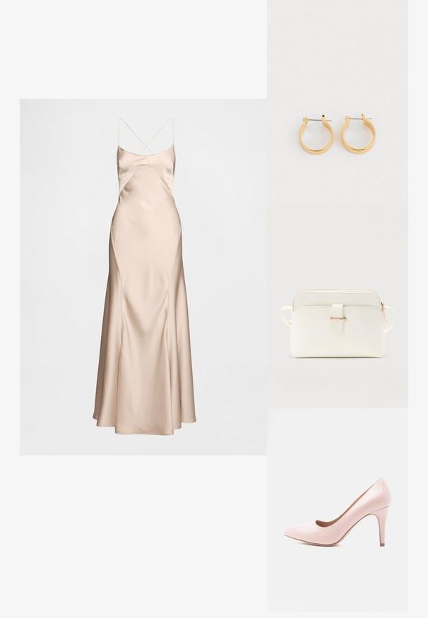 Beige aftenkjole i satin med spaghettistropper, der har en tætsiddende overdel, draperet silhuet og en udvidet kant. Glat tekstur med en diskret glans.; Pink laklæder højhælet sko med spids tå og tynd hæl. Glat tekstur med en blank finish. Ingen synlige accenter eller mønstre.; Hvid tekstureret syntetisk skuldertaske med guldfarvede metaldele, lynlåslukning og en frontstropdetalje. To sidelommer til bæring.; Guldfarvede hoop øreringe med en glat, blank overflade og et enkelt design. De har en stift- og låseanordning for sikker bæring.