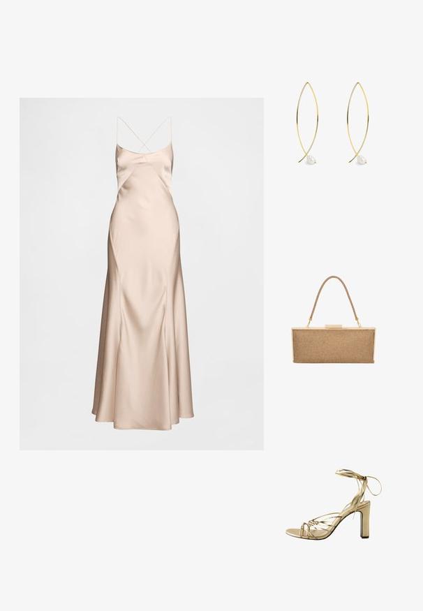 Beige aftenkjole i satin med spaghettistropper, der har en tætsiddende overdel, draperet silhuet og en udvidet kant. Glat tekstur med en diskret glans.; Guldfarvet højhælet sandal med blokhæl og ankelbind, med tynde stropper over tæerne og firkantet tådesign.; Metallic guldfarvet clutch-taske med en vævet tan tekstur, der har et kort håndtag og en lås, rektangulær form. Letvægtsdesign.; Guldfarvede metaløreringe med et bladeformet design, der har en metallisk perleaccent nederst. Glat tekstur og minimalistisk stil.