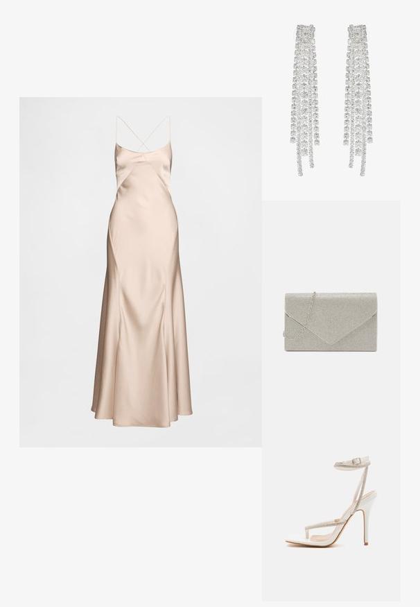 Beige aftenkjole i satin med spaghettistropper, der har en tætsiddende overdel, draperet silhuet og en udvidet kant. Glat tekstur med en diskret glans.; RAID RORY - Højhælede sandaletter / Højhælede sandaler - white; Metallic sølv clutch taske med et kuvert-design, udsmykket med et struktureret mønster, der har en aftagelig kæde-strop.; Lange sølvøreringe med en række klare, facetterede krystaller i kaskadeformede strenge med varierende længder og former.