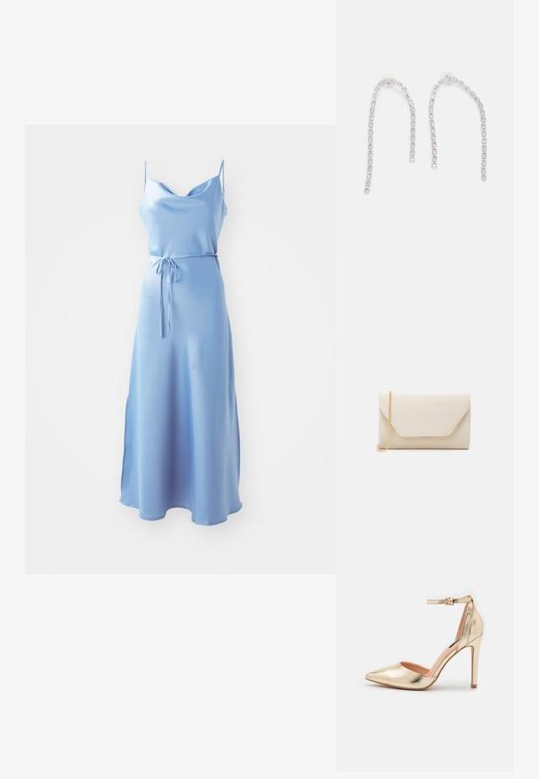 Himmelblaues Satin-Midi-Kleid mit tiefem Ausschnitt, dünnen Trägern und gebundenem Taillenbereich. Es hat eine glatte Oberfläche und weiche Drapierung.; Metallisch goldener High-Heel-Pump mit spitzem Zeh, Knöchelriemen und glattem Lederfinish. Ausgestattet mit einem schlanken Stiletto-Absatz und offenen Seiten.; Beige Clutchbag mit glatter Textur, goldener Kettenriemen und einer Umschlagklappe im Stil eines Briefumschlags mit einem kontrastierenden goldenen Rand.; Silberohrringe mit herabhängenden Ketten, die mehrere klare Edelsteine in einem linearen Muster angeordnet haben und einen schimmernden Effekt bieten.