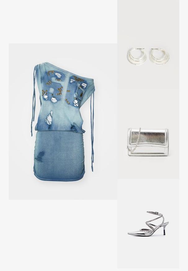 Jeanskleid mit einseitigem Design, hellblauer Farbe, mit Rissen und distressed Optik, dekorativen Nieten und Zugband-Details. Figurbetonte Silhouette.; Silberner High-Heel mit spitz zulaufender Spitze, Knöchelriemen und dekorativen silbernen Kugel-Nieten an den Riemen und Kanten vor weißem Hintergrund.; Silberne metallische Clutch-Tasche mit glatter Textur, Klappenverschluss und Kettenriemen. Verfügt über ein strukturiertes rechteckiges Design und gestickte Akzente.; Silberne Creolen mit drei geschichteten halbkreisförmigen Bändern, eines davon verziert mit kleinen klaren Kristallen auf hellem Hintergrund.