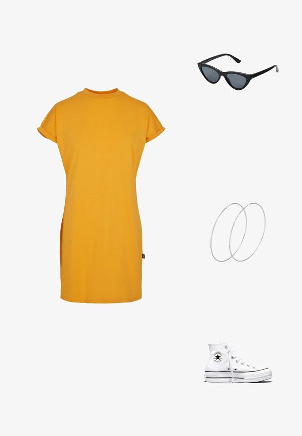 Vestido de camiseta amarillo con un cuello alto, mangas cortas enrolladas y un corte relajado. Tejido de algodón suave con aberturas laterales para mayor comodidad al moverse.; Zapatilla blanca de caña alta Converse Chuck Taylor All Star con parche de logo negro y cordones blancos, presentada sobre fondo blanco.; Gafas de sol negras en forma de ojo de gato con lentes gris oscuro, marco de plástico elegante, esquinas puntiagudas y patillas rectas. Sin herrajes ni acentos visibles.; Pendientes de aro plateados con un diseño minimalista. Forma circular, textura suave y perfil delgado. Livianos con un acabado pulido.