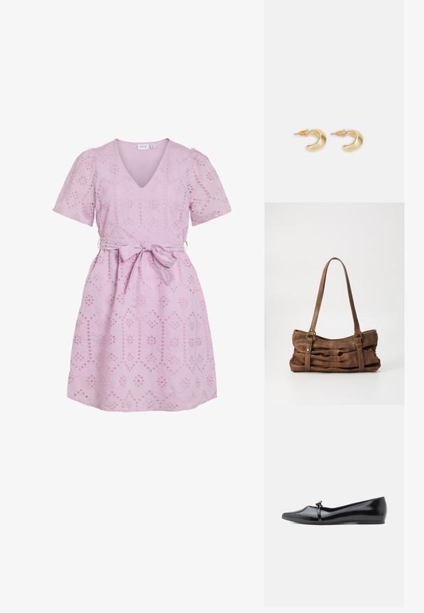 Korte roze jurk met een V-hals, korte pofmouwen en een strikceinture. Bevat geborduurde bloempatronen door de stof heen.; Zwarte lakleren balletflat met een spitse neus, decoratieve riem en een gladde textuur. Minimalistisch ontwerp zonder zichtbare accenten.; Even&Odd Handtas - brown; Gouden halvmaanvormige oorbellen met een gladde afwerking, voorzien van oranje accenten bij de stekker en zilveren hardware.
