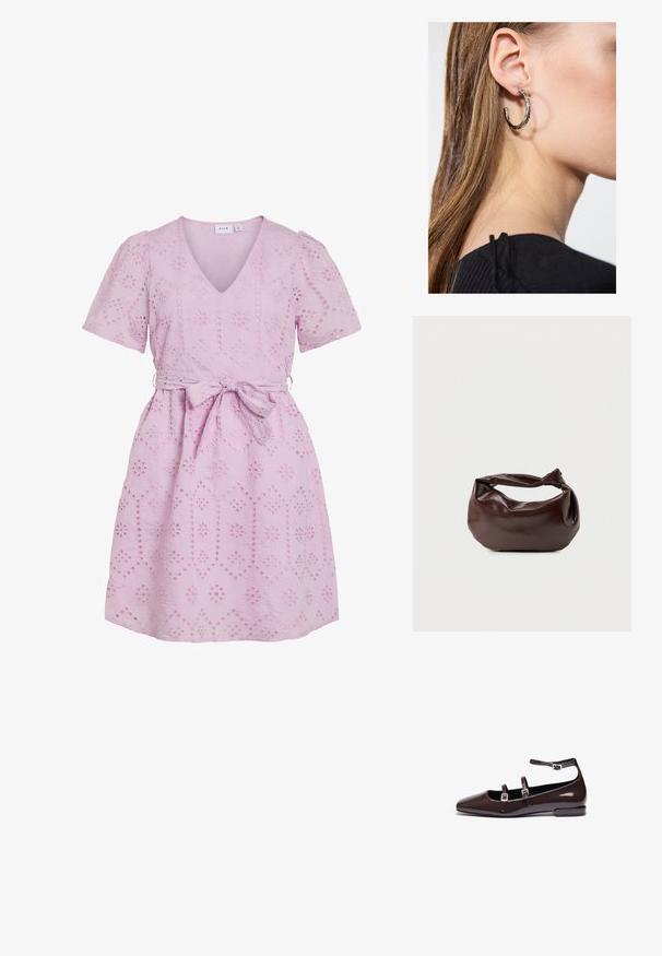 Korte roze jurk met een V-hals, korte pofmouwen en een strikceinture. Bevat geborduurde bloempatronen door de stof heen.; Bruine gepatineerde leren ballerina's met een spitse neus, voorzien van twee verstelbare banden en zilveren gespen, en een lage, vierkante hak.; Donkerbruine leren schoudertas met een zachte, slungelige vorm en een gedraaide knoopvormige handgreep op een effen witte achtergrond.; Zilveren oorbel met een gepolijste afwerking, met kleine gouden accentdetails en een ronde vorm, gedragen op de oorlel.
