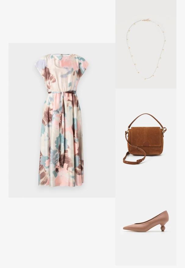 Maxi kjole med korte cap ærmer, blomster mønstre i pink, blå og brun på creme farvet stof, med en elastisk liv og matchende bælte.; Weekend Max Mara RENZA - Pumps - nudo; Brun ruskinds crossbody taske med en top-håndtag, forreste klap og hardware i guldton. Har et læderaccent ved bunden af klappen.; Delikat halskæde med små hvide perler og jævnt fordelte guld accenter, med en gylden lukning og justerbar kæde på en ensfarvet baggrund.