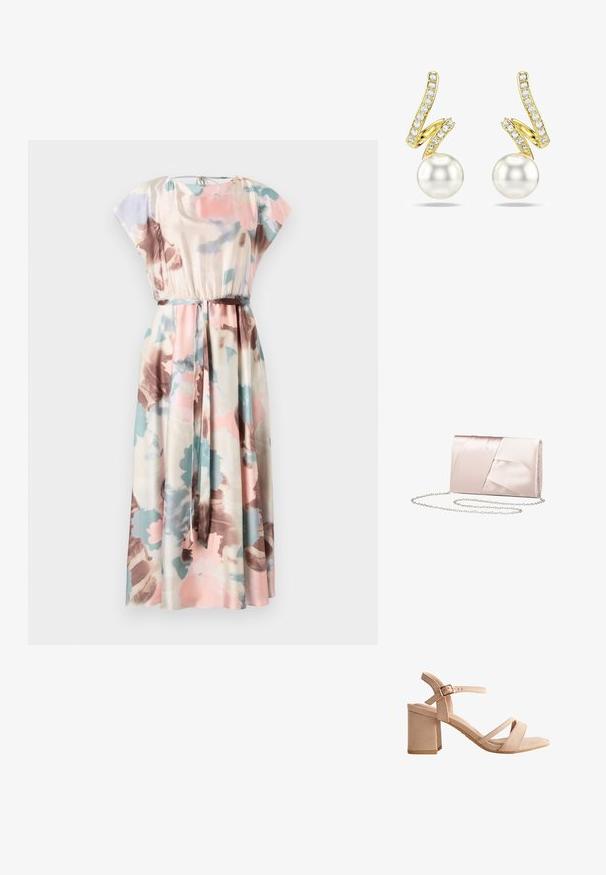 Maxi jurk met korte cap mouwen, bloemmotieven in roze, blauw en bruin op crème stof, met een elastieken tailleband en een bijpassende riem.; Beige suède sandaal met open teen, blokhak, twee voorste bandjes en verstelbare enkelriem met gouden gesp.; Satin clutch tas in zacht roze met een geplooid ontwerp; voorzien van een zilveren schouderband en een strakke rechthoekige vorm.; Paar gouden oorbellen met gebogen lijnen bezet met heldere stenen, elk met één ronde witte parel aan de basis.