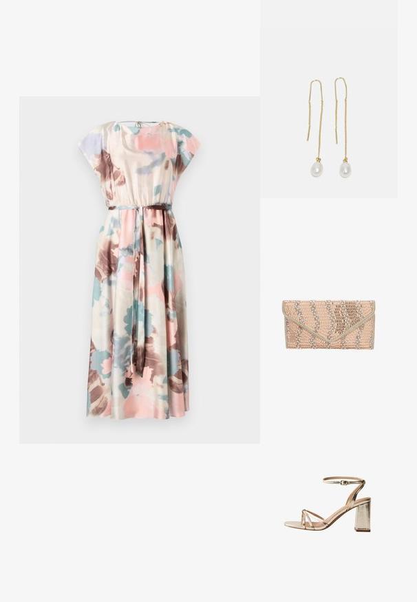 Maxikleid mit kurzen Raglanärmeln, floralen Mustern in Pink, Blau und Braun auf cremefarbenem Stoff, mit einem elastischen Taillenbund und passendem Gürtel.; Goldene Sandale mit metallischem Blockabsatz, dünnen Riemchen über den Zehen und verstellbarem Knöchelriemen mit Schnalle.; Clutch-Tasche in sanftem Rosa mit Wellenmuster. Verziert mit Perlenakzenten und metallic schimmernden Details. Aus strukturierten Materialien gefertigt, mit einem sicheren Klappenverschluss.; Goldene Metallohrringe mit langen Kettenelementen und zwei weißen Perlenanhängern an den Enden. Die Perlen haben eine glatte, runde Form.
