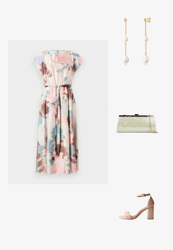 Vestido maxi con mangas cortas tipo cap sleeve, con estampados florales en rosa, azul y marrón sobre una tela color crema, que presenta una cintura elástica y un cinturón a juego.; La sandalia de tacón de charol en color nude presenta una punta abierta cuadrada, una correa en el tobillo con hebilla y un tacón grueso para mayor estabilidad.; Bolso de mano con lentejuelas blancas relucientes, estructura metálica en tono dorado y una correa de cadena colgada a un lado, sobre un fondo blanco.; Pendientes de cadena de oro con tres perlas blancas de formas redondeadas y en gota, que presentan una superficie suave y un diseño elegante.