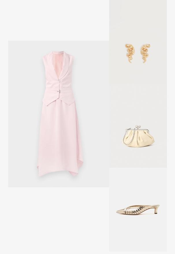 Vestido sin mangas de color rosa claro con cuello chal, dobladillo asimétrico y dos hebillas decorativas plateadas en la cintura. Tejido suave y texturizado.; Mule metálico dorado con punta puntiaguda, tacón bajo tipo salón y diseño a rayas recortado en la parte superior.; Clutch de cuero beige plisado con un marco de metal plateado, que cuenta con dos broches decorativos redondos y una correa de cadena plateada.; Pendientes en forma de serpiente con tono dorado adornados con pequeños cristales claros sobre un fondo claro liso.