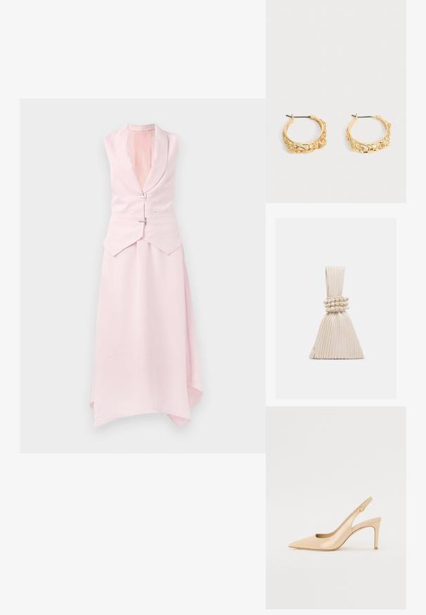 Lichtroze mouwloze jurk met een sjawl kraag, asymmetrische zoom en twee Decoratieve zilveren sluitingen op de taille. Glad, textuurstof.; Nude gepatineerd leren slingbackhak met een spitse neus, open vamp en een dunne stilettohak. Bevat een ronde gouden accent op de band.; Kleine beige handtas met plooien, voorzien van een geknoopt handvat en drie ronde kralenarmbanden die rond het midden zijn gewikkeld.; Set gouden creolen met sierlijke bloem- en bladreliëf op een neutrale achtergrond.