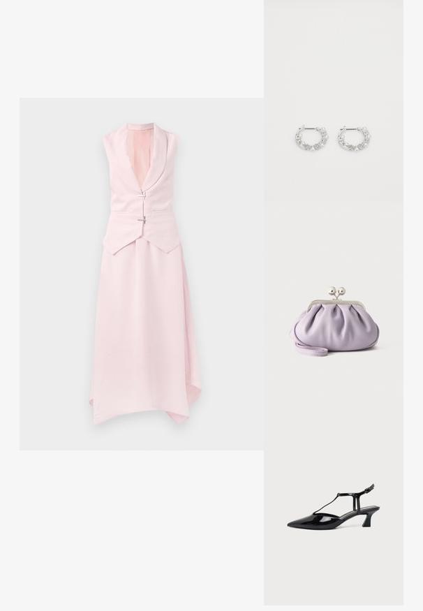 Lichtroze mouwloze jurk met een sjawl kraag, asymmetrische zoom en twee Decoratieve zilveren sluitingen op de taille. Glad, textuurstof.; Zwarte pumps van lakleer met spits toelopende neus, T-strap en lage schuine blokhak op witte achtergrond.; Zachte lavendelkleurige clutch met geplooide stof, zilveren kiss-lock sluiting en bijpassend polsbandje op een effen lichte achtergrond.; Zilveren oorringen met parel- en kristalaccenten, met een gestructureerd oppervlak en een veilige postsluiting.