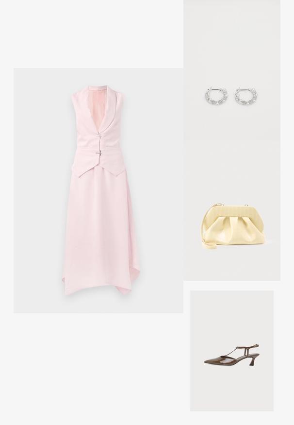 Helles rosa ärmelloses Kleid mit einem Schalkragen, asymmetrischem Saum und zwei dekorativen silbernen Verschlüssen an der Taille. Glatter, strukturiert Stoff.; Brauner Lackleder Slingback-Pumps mit spitzer Zehenkappe, T-Riemen, kleinem gebogenem Absatz und Knöchelschnalle auf einfarbigem Hintergrund.; Beige-farbene Leder-Clutch mit einem festen oberen Rahmen und einem Handgelenkriemen, präsentiert vor einem schlichten hellen Hintergrund.; Silberne Creolen mit Perlen- und Kristallakzenten, ausgestattet mit einer strukturierten Oberfläche und einem sicheren Steckverschluss.