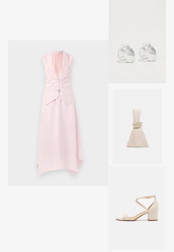Helles rosa ärmelloses Kleid mit einem Schalkragen, asymmetrischem Saum und zwei dekorativen silbernen Verschlüssen an der Taille. Glatter, strukturiert Stoff.; Beige Blockabsatzsandalen mit einem minimalistischen Design, offener Zehenpartie und verstellbarem Knöchelriemen mit einer goldenen Schnallenakzentuierung. Glatte Textur.; Kleine beigen Faltentasche mit einem verknoteten Griff und drei runden Perlenarmbändern, die um die Mitte gewickelt sind.; Silberne Ohrringe in Muschelform mit strukturierten Rillen und glatten Kurven, ausgestattet mit einer klaren Rückseite für sicheren Halt.