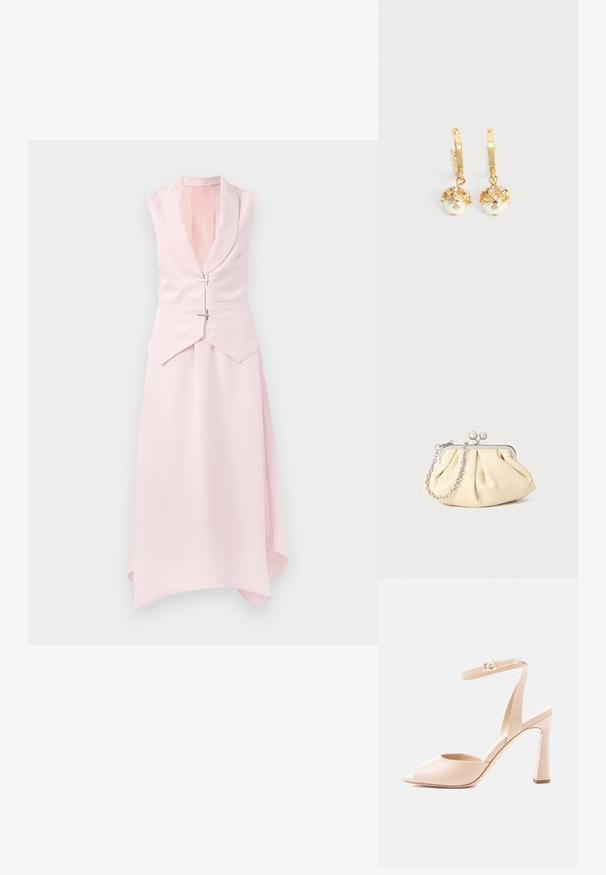 Lichtroze mouwloze jurk met een sjawl kraag, asymmetrische zoom en twee Decoratieve zilveren sluitingen op de taille. Glad, textuurstof.; Beige lakleren sandaal met hoge hak, open teen, smalle enkelriem, gouden gesp en gebogen blokhak op witte achtergrond.; Geplooide beige leren clutch met een zilveren metalen frame, voorzien van twee ronde decoratieve sluitingen en een zilveren kettingriem.; Gouden oorringen met hangende witte parels omhuld met goud en kleine heldere kristallen op een effen lichte achtergrond.