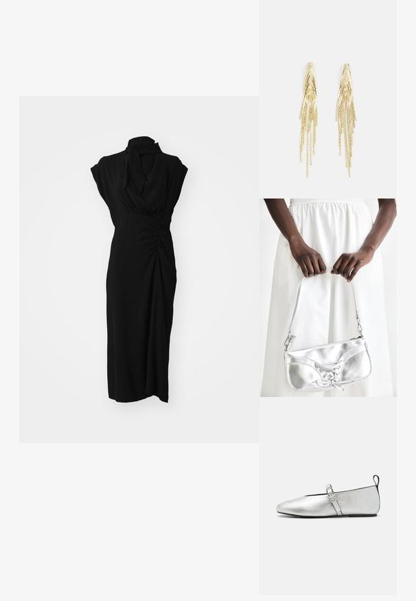 Zwarte jurk met een hoge halslijn, korte mouwen en geplooide details bij de taille, voorzien van een gladde, gestructureerde stof en een lengte tot de knie.; rag & bone SPIRE MARY JANE - Ballerina's met enkelbandjes - silver; Zilveren metalen handtas met vetersluiting, met een strak ontwerp en een korte schouderriem. De tas wordt vastgehouden in de handen, waardoor de textuur goed tot zijn recht komt.; Gouden oorbellen met meerdere langwerpige strengen, voorzien van een gestructureerde afwerking en gelaagd ontwerp, wat een waterval effect creëert.