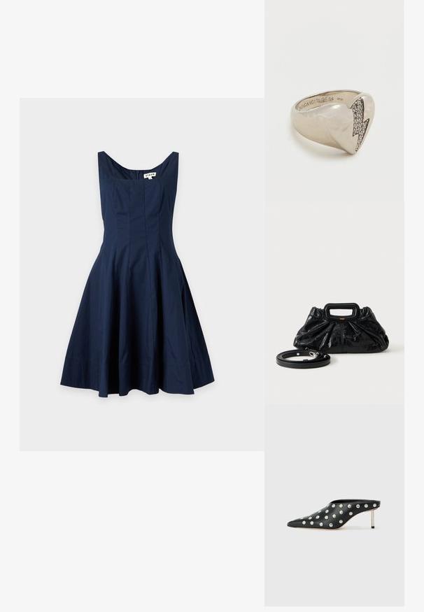 Robe bleu marine sans manches avec un décolleté carré, un corsage ajusté et une jupe évasée, présentée sur un fond clair uni.; STAND STUDIO KELSEY - Mules à talons - black; Petit sac à main en cuir noir avec texture froncée, poignée rectangulaire et fine bandoulière amovible placée à côté.; Bague en argent avec une bande lisse et arrondie ornée d'un accent en forme d'éclair décoré de petites pierres claires. Détails gravés à l'intérieur.