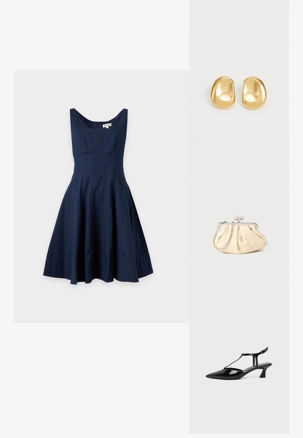 Ärmelloses marineblaues Kleid mit quadratischem Ausschnitt, figurbetontem Oberteil und ausgestelltem Rock, vor einem schlichten hellen Hintergrund präsentiert.; Schwarzer Slipper aus Lackleder mit spitz zulaufender Kappe, T-Riemen und niedrigem, schrägem Blockabsatz vor weißem Hintergrund.; Faltige beigefarbene Ledertasche mit einem silbernen Metallrahmen, ausgestattet mit zwei runden dekorativen Verschlüssen und einem silbernen Kettenriemen.; Goldfarbene Ohrstecker mit einer glatten, runden Form und einer reflektierenden Oberfläche, die ein minimalistisches Design ohne sichtbare Muster zeigen.