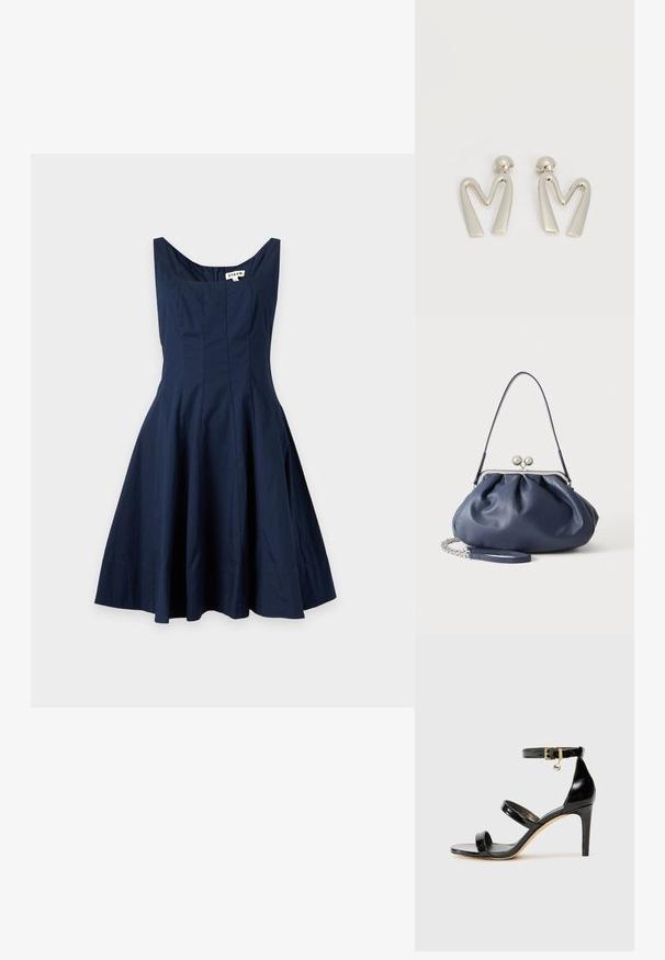 Ärmelloses marineblaues Kleid mit quadratischem Ausschnitt, figurbetontem Oberteil und ausgestelltem Rock, vor einem schlichten hellen Hintergrund präsentiert.; Schwarze Lackleder-Sandale mit drei Riemen, Knöchelriemen und 10 cm hohen Stiletto-Absatz. Verfügt über goldfarbene Hardware-Details und ein Logo-Charm.; Weiche navyblaue Ledertasche mit silberner Verschlussklammer, einem einzelnen Schulterriemen und abnehmbarem Ketten-Handgelenksriemen auf weißem Hintergrund.; Paar silberfarbene Metallohrringe in Form des kantigen Buchstabens M mit abgerundeten Stegen auf weißem Hintergrund.
