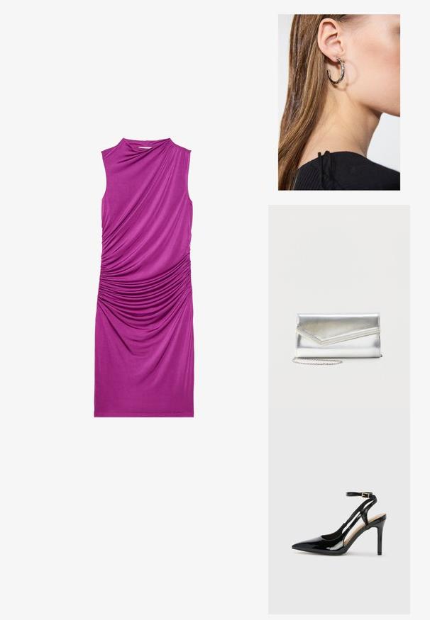 Robe sans manches, de couleur violette, avec des détails en tissu froncé sur un côté, présentant une texture lisse et une coupe au niveau des genoux.; Escarpin en cuir verni noir à talon haut, avec un bout pointu, une bride réglable à la cheville et des côtés ouverts. Texture lisse.; Pochette argentée brillante avec rabat style enveloppe et garniture décorative, petite bandoulière chaîne argentée, sur fond clair uni.; Boucle d'oreille en argent avec une finition polie, présentant de petits détails en or et de forme ronde, portée sur le lobe.