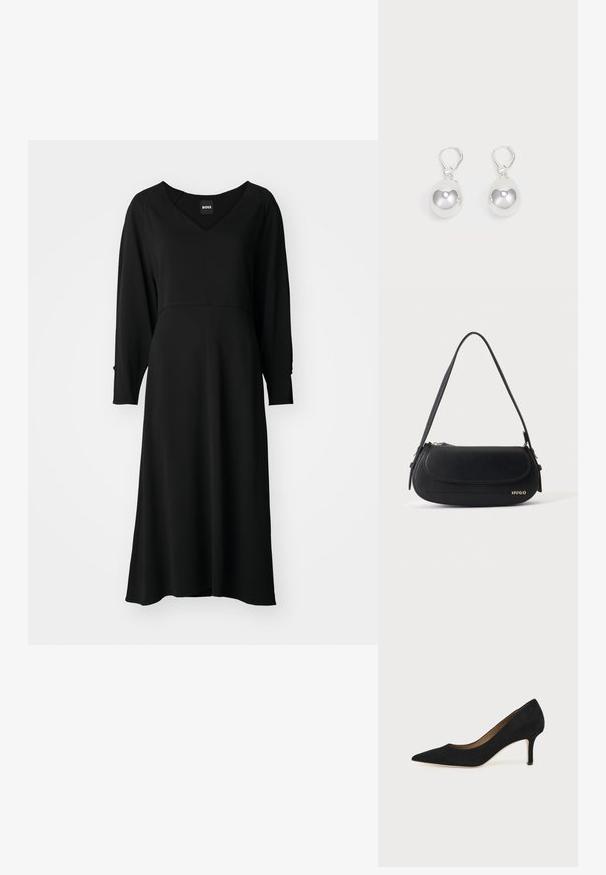 Schwarzes Kleid mit langen Ärmeln, V-Ausschnitt, fließendem Design, knielang und tailliertem Oberteil. Weicher Stoff mit leichtem Glanz und strukturierten Nähten.; Schwarzer Wildleder-Pumps mit spitzer Schuhspitze, schlankem mittelhohem Stiletto-Absatz und tiefem Ausschnitt auf einfachem Hintergrund.; Schwarze Lederschultertasche mit geschwungener Klappe, goldenem "HUGO" Logo auf der Vorderseite und einem verstellbaren Riemen.; Silberne Tropfenohrringe mit glatten, runden, reflektierenden Oberflächen, die an Hakenverschlüssen hängen. Der Hintergrund ist reinweiß.